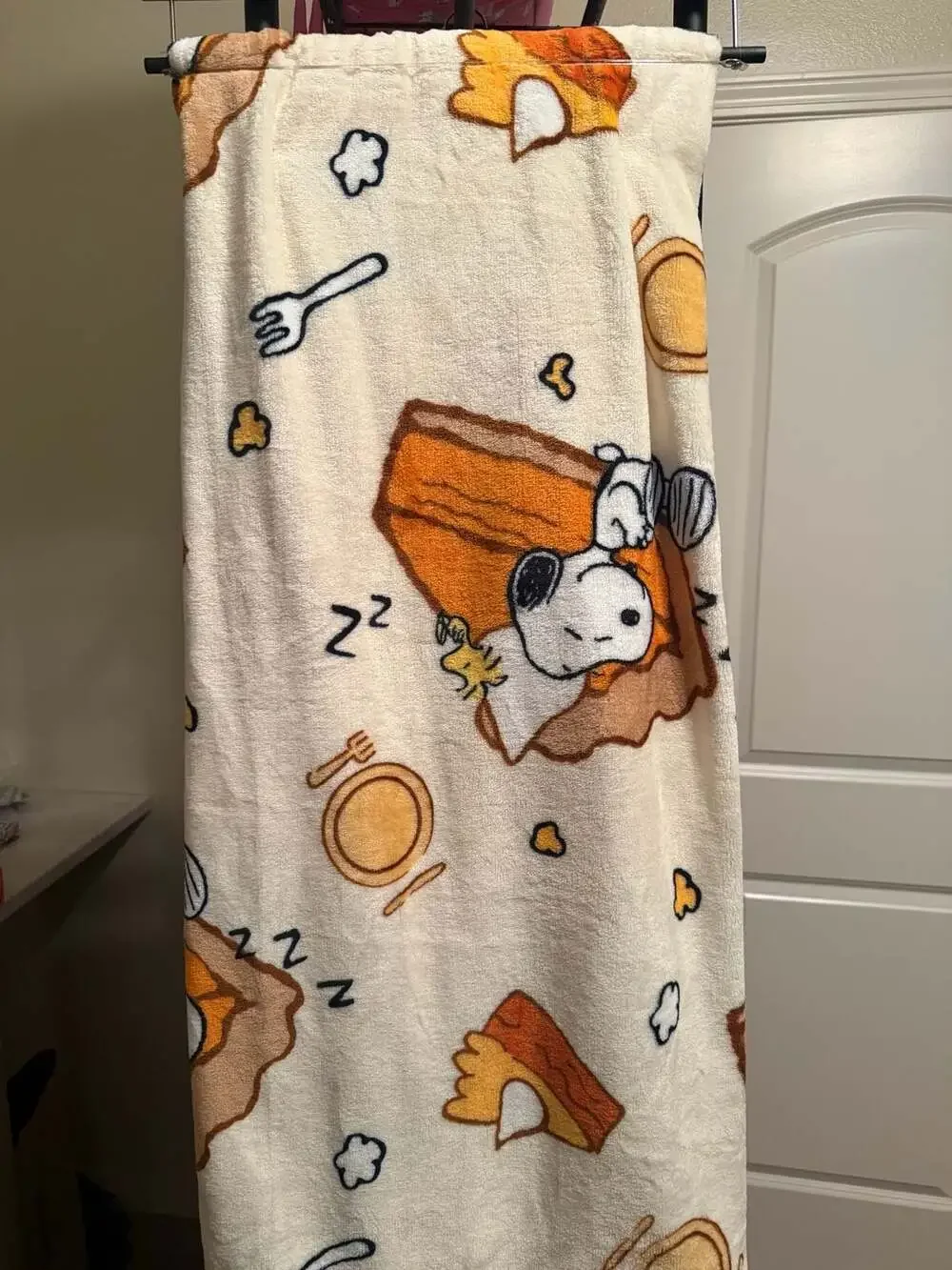 Peanuts Snoopy Thanksgiving Pumpkin Pie Soft Plush Throw Blanket